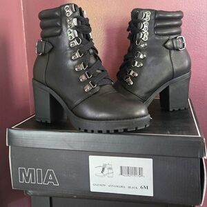 MIA Anna Maria black booties